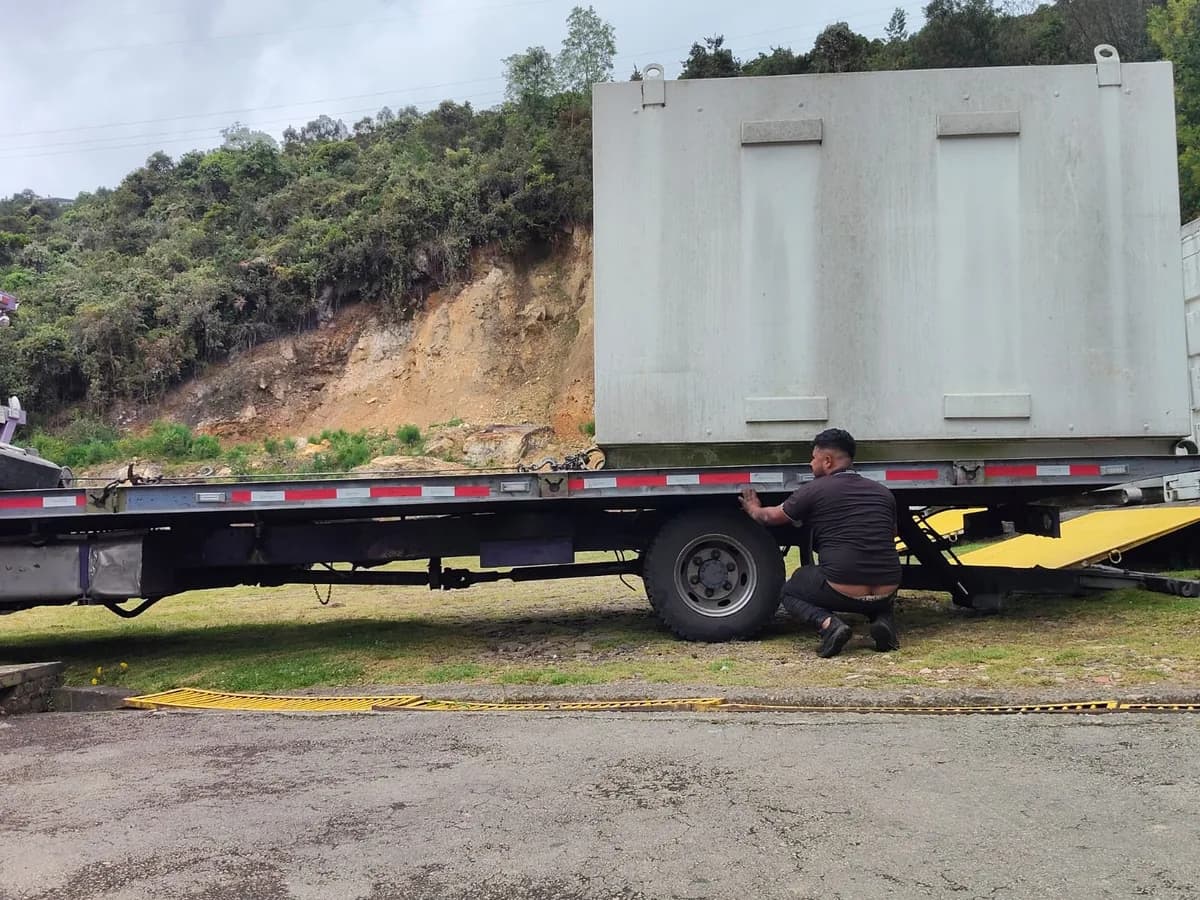 Contenedor y estructura pesada transportados en camión de plataforma