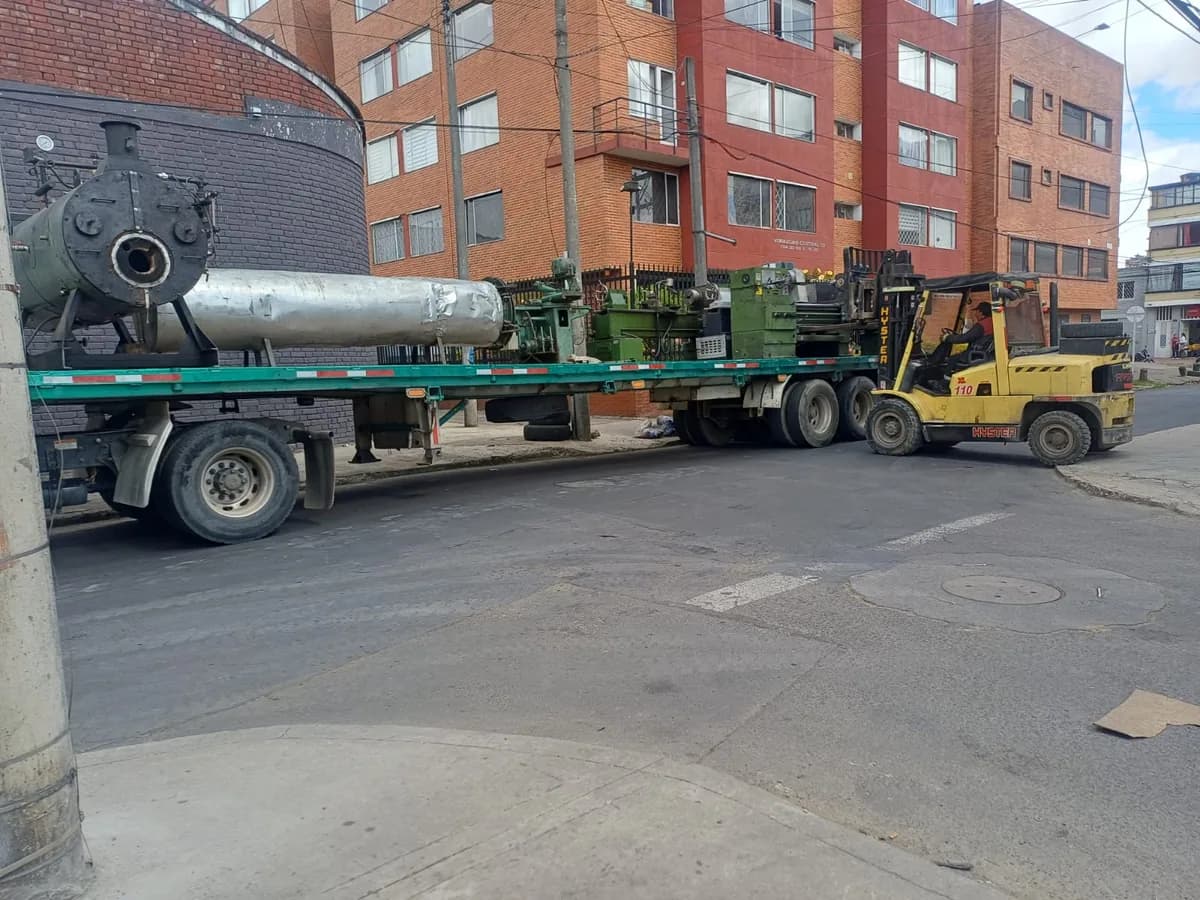 Traslado de maquinaria industrial en camión de plataforma en Bogotá