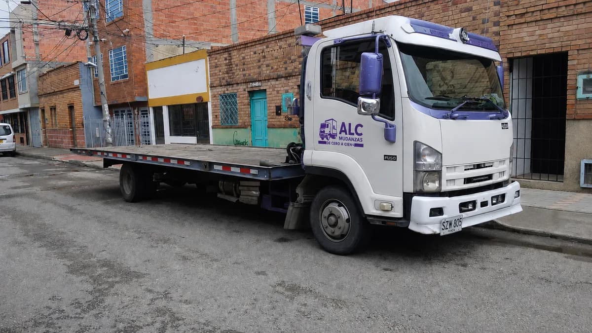 Camión de mudanzas de ALC en una calle de Bogotá durante un trasteo local